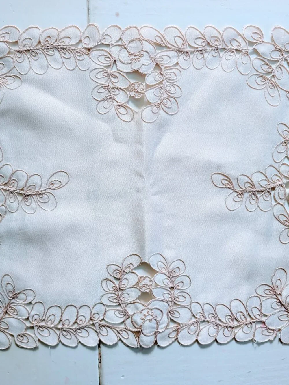 VTG Set 4 Satin Silk Cutwork Embroidered Placemats Lace Floral Scalloped 19x13